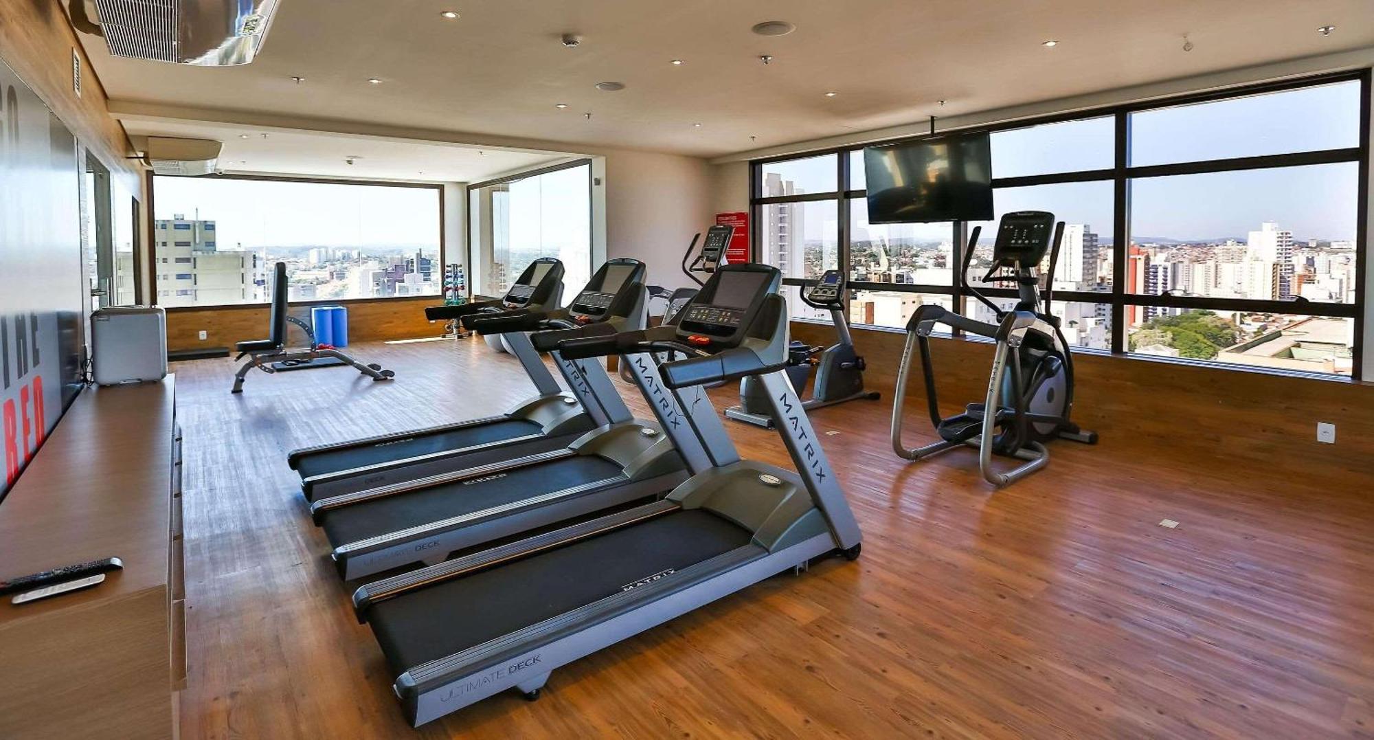 Hotel Radisson Red Campinas Exteriér fotografie A gym at a hotel in Lima, Peru